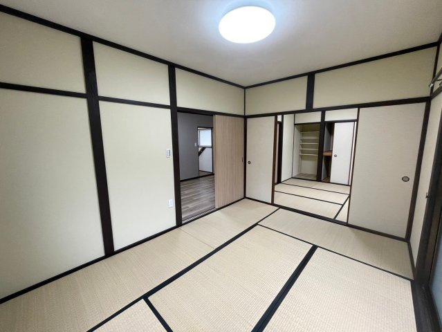 砥部町宮内中古戸建の和室|優しい光が差し込む和室は、朝の目覚めも気持ちが良さそうですね。おうち時間もゆったりと過ごすことができます。