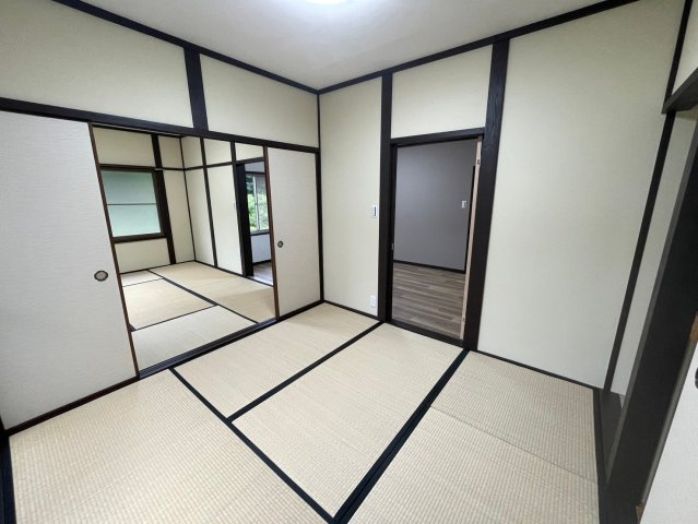 砥部町宮内中古戸建の和室|バルコニーへ面した洋室なので天気のいい日はバルコニーへ出てリフレッシュするのもいいですね！充実したプライベートタイムが送れる洋室！陽当たり、風通し良好です。