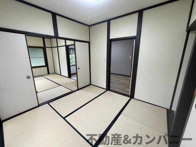 砥部町宮内の中古のおうち　伊予郡砥部町宮内中古戸建の和室|優しい光が差し込む和室は、朝の目覚めも気持ちが良さそうですね。おうち時間もゆったりと過ごすことができます。