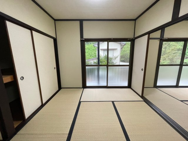 砥部町宮内中古戸建の和室|和室は子供部屋や寝室、色々と用途多彩に利用できますね。