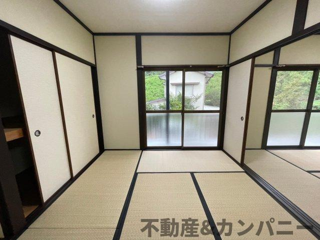 砥部町宮内の中古のおうち　伊予郡砥部町宮内中古戸建の和室|バルコニーへ面した洋室なので天気のいい日はバルコニーへ出てリフレッシュするのもいいですね！充実したプライベートタイムが送れる洋室！陽当たり、風通し良好です。