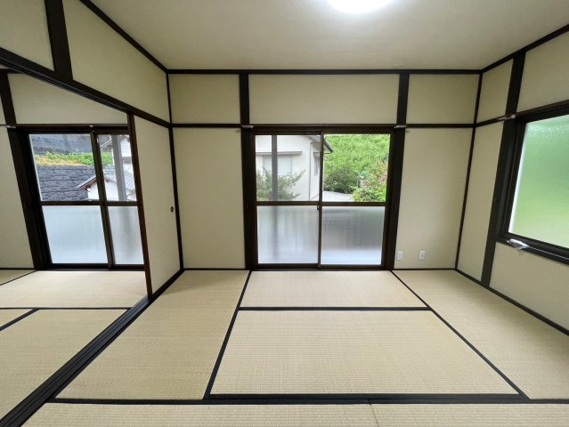 砥部町宮内中古戸建の収納|季節物もたっぷり収納可能な大容量の押し入れ付き。