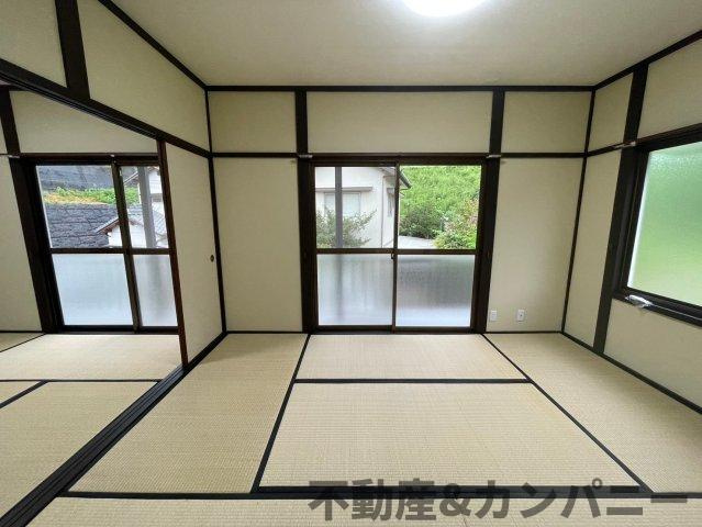 砥部町宮内の中古のおうち　伊予郡砥部町宮内中古戸建の和室|バルコニーへ出入りが可能な和室。