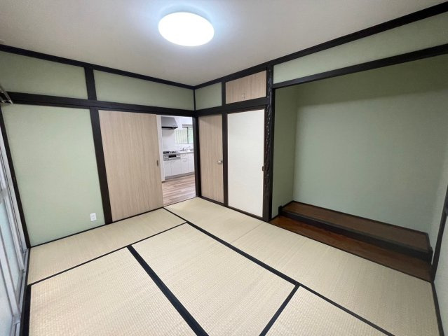 砥部町宮内中古戸建の和室|リビングと隣り合った和室の扉を開ければ 一つの部屋として使用でき、ゆとりのある空間を実現！