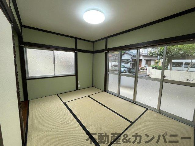 砥部町宮内の中古のおうち　伊予郡砥部町宮内中古戸建の和室|リビングと隣り合った和室の扉を開ければ 一つの部屋として使用でき、ゆとりのある空間を実現！