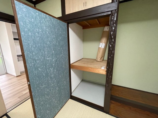 砥部町宮内中古戸建の内装|力を使わずスムーズに開閉できるので、高齢者や子供にも優しい。