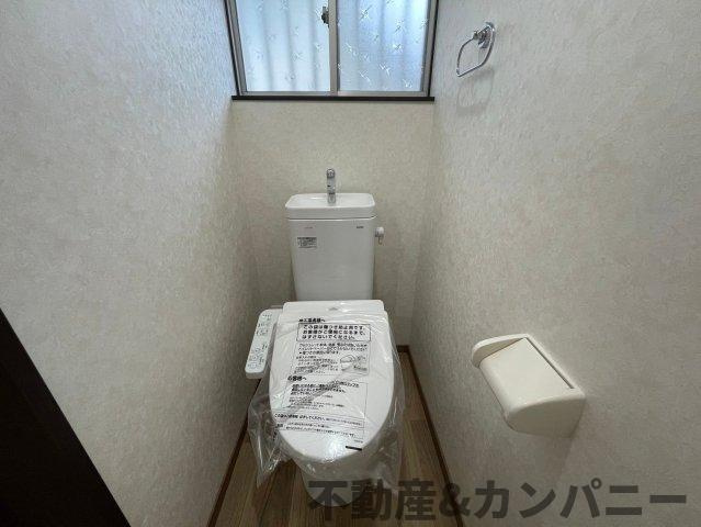 砥部町宮内の中古のおうち　伊予郡砥部町宮内中古戸建のトイレ|快適なウォシュレット機能付きトイレ