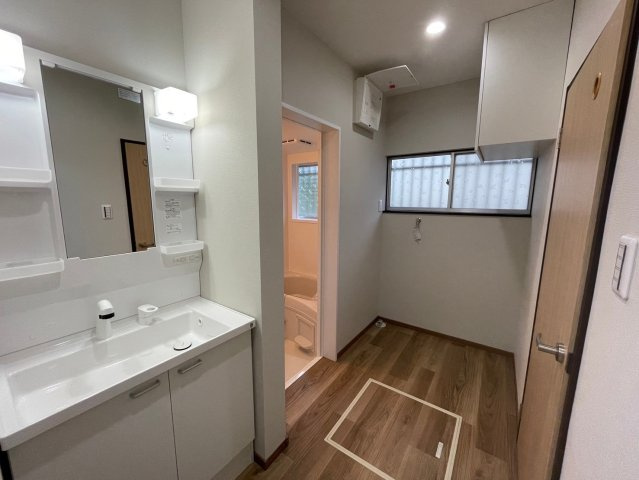 砥部町宮内中古戸建のキッチン|夫婦そろってキッチンに立っても調理がしやすく余裕の広さ。家事をしながら会話も弾みます。