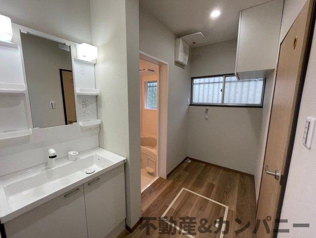 砥部町宮内の中古のおうち　伊予郡砥部町宮内中古戸建の独立洗面台|LDKから廊下を挟まず直接出入りできるので寒い季節も安心です！