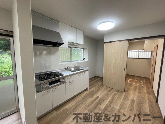 砥部町宮内の中古のおうち　伊予郡砥部町宮内中古戸建のキッチン|夫婦そろってキッチンに立っても調理がしやすく余裕の広さ。家事をしながら会話も弾みます。