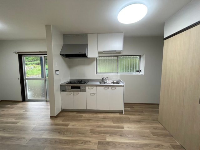 砥部町宮内中古戸建のその他|毎日料理をする、料理が好き、家族が多くて量を作る必要がある等の方々にとっては必須の3口コンロ。