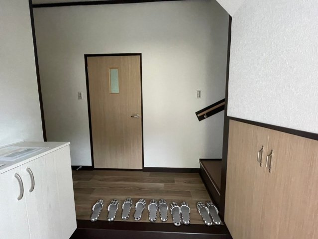 砥部町宮内中古戸建の玄関|シューズボックス付きなので、玄関が片付きお掃除がしやすいです！ スッキリした玄関で戸を開けた瞬間、清潔感のある心地いい空間が出迎えてくれます。