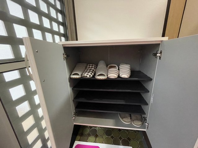 砥部町宮内中古戸建の玄関|玄関が深い位置にあるので雨に濡れることなく身支度ができます