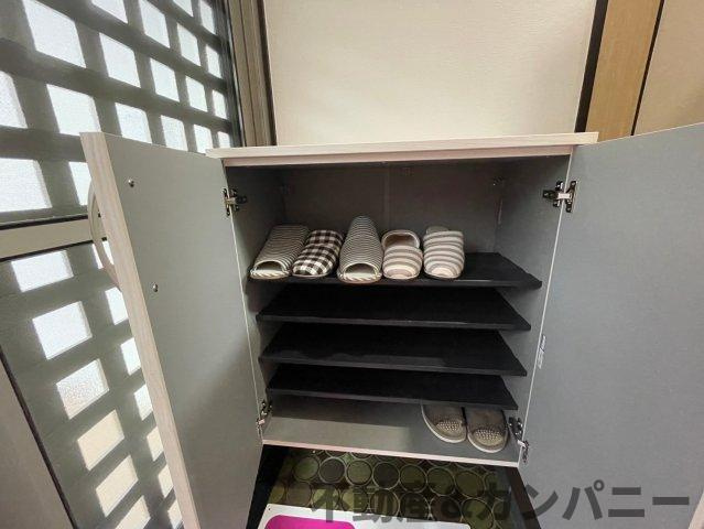 砥部町宮内の中古のおうち　伊予郡砥部町宮内中古戸建の玄関|シューズボックス付きなので、玄関が片付きお掃除がしやすいです！ スッキリした玄関で戸を開けた瞬間、清潔感のある心地いい空間が出迎えてくれます。