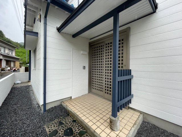 砥部町宮内中古戸建の外観|スッキリとしたデザインのオシャレな入口！