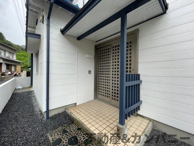 砥部町宮内の中古のおうち　伊予郡砥部町宮内中古戸建の玄関|玄関が深い位置にあるので雨に濡れることなく身支度ができます