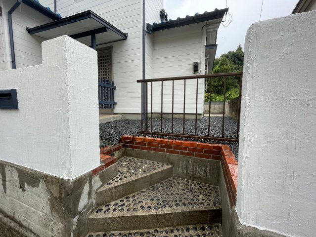 砥部町宮内中古戸建の前面道路含む現地写真|多様化する住まいのお悩みを当社へお気軽にご相談下さい