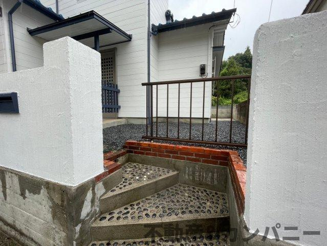 砥部町宮内の中古のおうち　伊予郡砥部町宮内中古戸建の外観|スッキリとしたデザインのオシャレな入口！