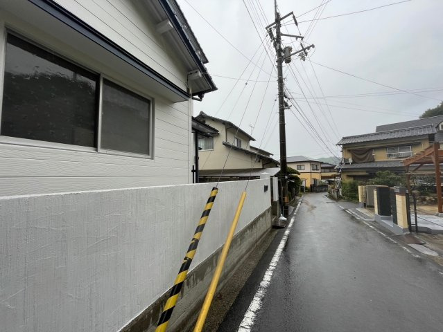 砥部町宮内中古戸建の前面道路含む現地写真|お客様にあった住宅ローンをご提案させていただきます