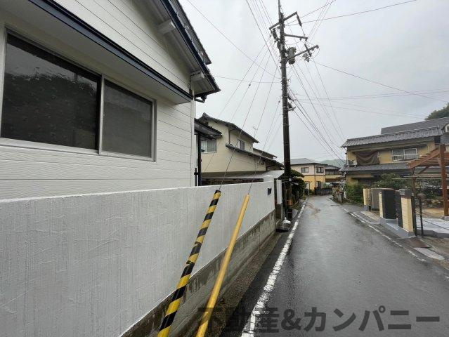 砥部町宮内の中古のおうち　伊予郡砥部町宮内中古戸建の前面道路含む現地写真|多様化する住まいのお悩みを当社へお気軽にご相談下さい