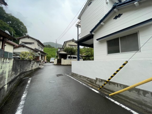 砥部町宮内中古戸建の前面道路含む現地写真|落ち着きある住宅街、気持ちの良い風が通り抜ける街並みです。
