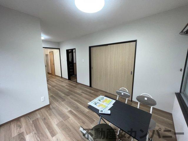 砥部町宮内の中古のおうち　伊予郡砥部町宮内中古戸建の居間・リビング|ソファやダイニングテーブルを置いて、家族団らんの時間を楽しめます。
