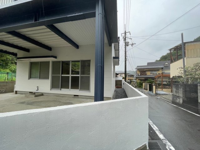 砥部町宮内中古戸建の前面道路含む現地写真|当社多様な物件をご用意しております