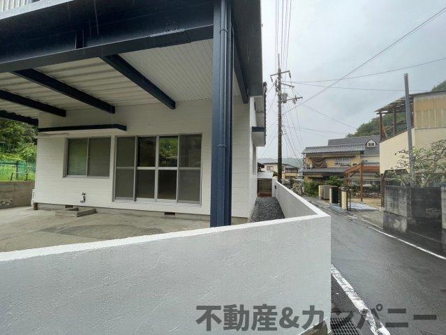 砥部町宮内の中古のおうち　伊予郡砥部町宮内中古戸建の前面道路含む現地写真|落ち着きある住宅街、気持ちの良い風が通り抜ける街並みです。