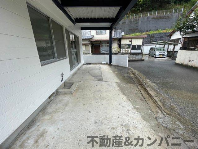砥部町宮内の中古のおうち　伊予郡砥部町宮内中古戸建の駐車場|カースペース縦列で2台駐車可能！