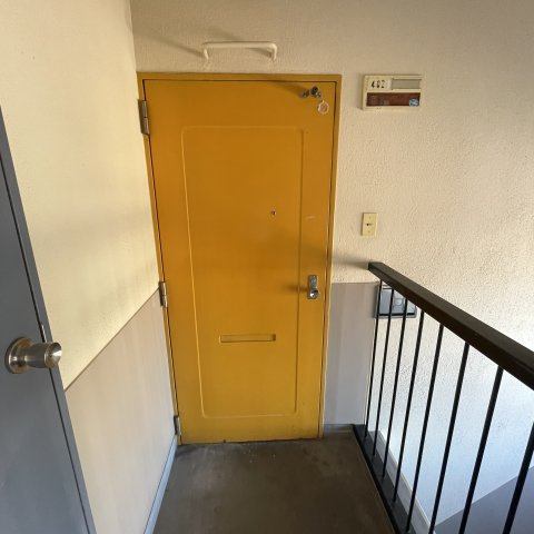 ハイツMTの玄関