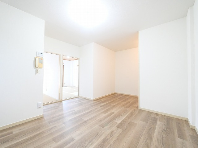 シャトレーハイツ光峰の内装|明るい色調の室内です