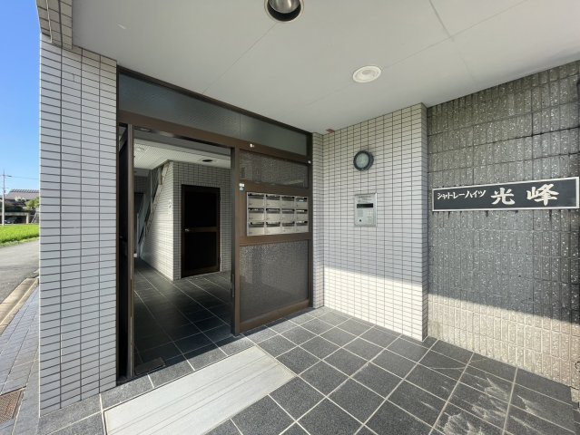 シャトレーハイツ光峰のエントランス|明るい共有スペース。