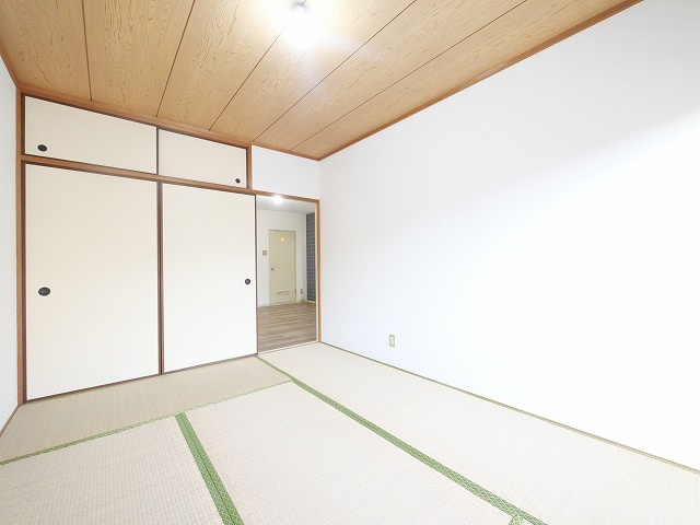 シャトレーハイツ光峰の和室|畳の上でゆっくりとくつろげる和室です