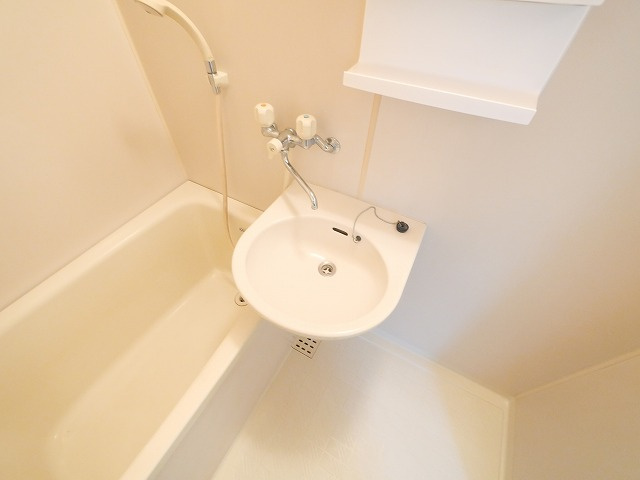 シャトレーハイツ光峰の設備|浴室に洗面台があります