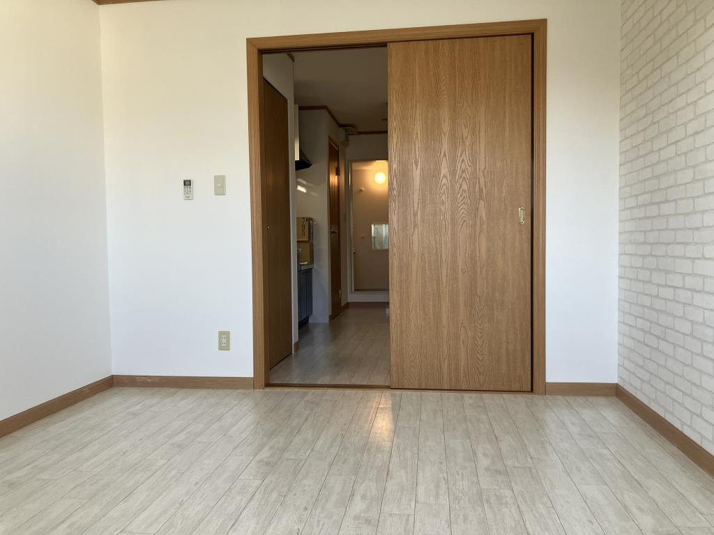 アジロガーデンの居間・リビング