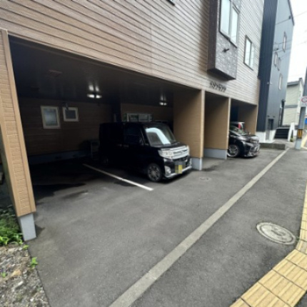 メゾンサンクの駐車場