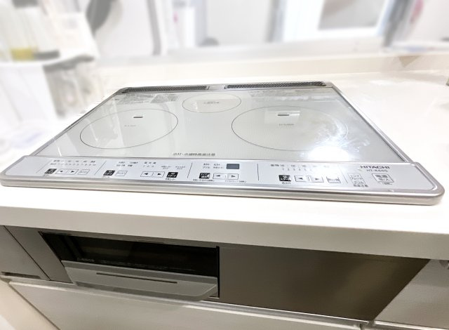 【キッチン】 | 伏見区醍醐構口町　中古戸建 | 光熱費節約の《オール電化住宅》です。火の元安心のIHコンロで、お子様と一緒に料理を作れますね！