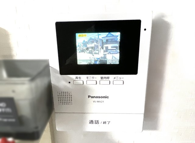 【防犯設備】 | 伏見区醍醐構口町　中古戸建 | 《TVモニター付きインターホン》玄関ドアを開けずに来客が確認できて便利！セキュリティ的にも安心です。