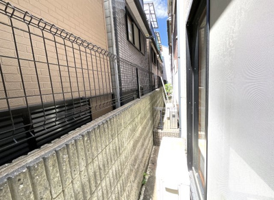 【その他】 | 伏見区醍醐構口町　中古戸建 | 《犬走り》1階和室、掃き出し窓の外です。
