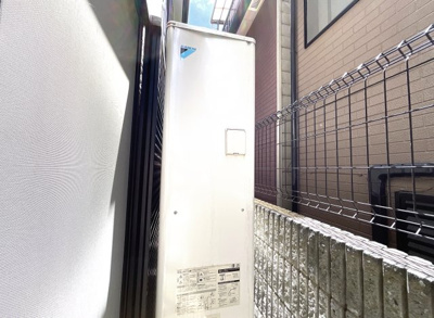 【発電・温水設備】 | 伏見区醍醐構口町　中古戸建 | 《電気温水器》は、平成30年に新調《オール電化住宅》で光熱費も削減できて助かります。