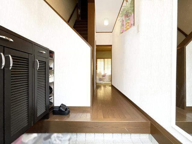 【玄関】 | 伏見区醍醐構口町　中古戸建 | 《理想の条件》や《お気に入りポイント》が多いお家を見つけたら、まずは資金計画をおすすめします。購入出来る価格帯をしっかり見極めて、無駄なくスムーズなお家探しをサポートします！