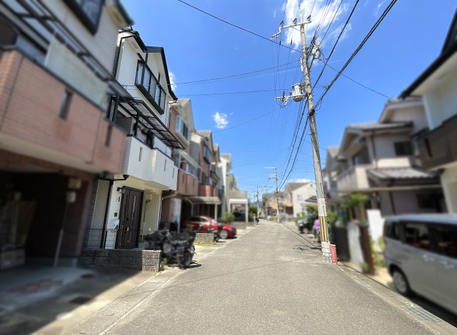 【前面道路含む現地写真】 | 伏見区醍醐構口町　中古戸建 | 前道は幅員6ｍで余裕があり交通量も少ないので、運転が苦手な方でも安心してゆっくり駐車出来ます。