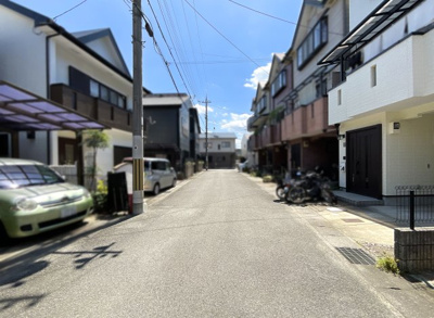 【前面道路含む現地写真】 | 伏見区醍醐構口町　中古戸建 | 実際にこちらの物件を内覧して、ご家族団らんの暮らしを想像してみませんか？ここをスタートに、お客様にとってベストなお家を探して下さい。焦らずゆっくり楽しみながら見つけましょう！