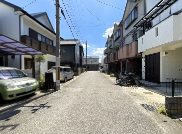【前面道路含む現地写真】 | 伏見区醍醐構口町　中古戸建 | 実際にこちらの物件を内覧して、ご家族団らんの暮らしを想像してみませんか？ここをスタートに、お客様にとってベストなお家を探して下さい。焦らずゆっくり楽しみながら見つけましょう！