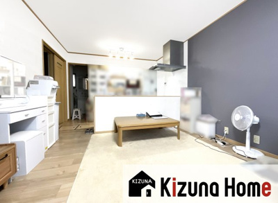 【居間・リビング】 | 伏見区醍醐構口町　中古戸建 | 2階LDKですので、外からの視線も気にせずにご家族がゆっくりと寛いで頂けます。《リビング階段》でご家族の帰宅も把握できます。