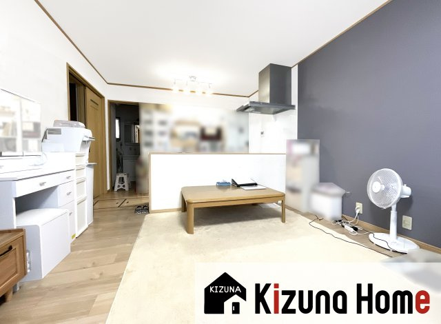 【居間・リビング】 | 伏見区醍醐構口町　中古戸建 | 2階LDKですので、外からの視線も気にせずにご家族がゆっくりと寛いで頂けます。《リビング階段》でご家族の帰宅も把握できます。