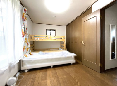 【洋室】 | 伏見区醍醐構口町　中古戸建 | 居室は3部屋あり、和室10帖・洋室7.5帖・洋室6帖とそれぞれのお部屋の広さに余裕があります。収納も全室に完備されているので整理整頓が出来て、お部屋が広く使えますね！