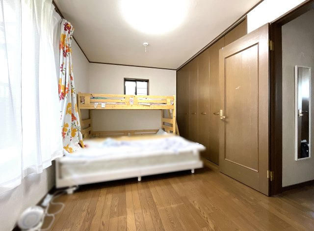 【洋室】 | 伏見区醍醐構口町　中古戸建 | 居室は3部屋あり、和室10帖・洋室7.5帖・洋室6帖とそれぞれのお部屋の広さに余裕があります。収納も全室に完備されているので整理整頓が出来て、お部屋が広く使えますね！
