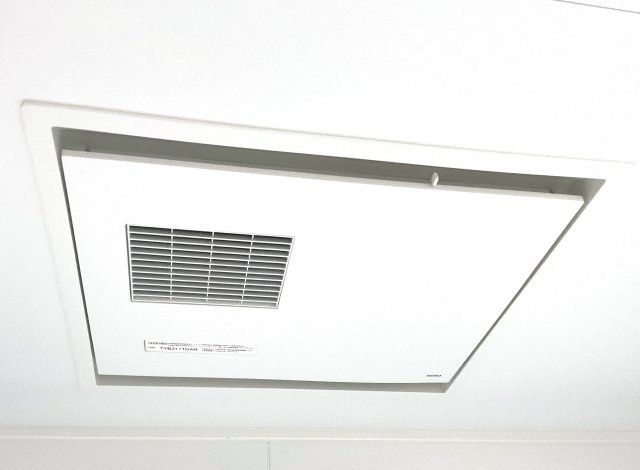 【浴室】 | 伏見区醍醐構口町　中古戸建 | 《浴室暖房乾燥機》は、1年中を通してお風呂を快適に利用できる嬉しい設備です。