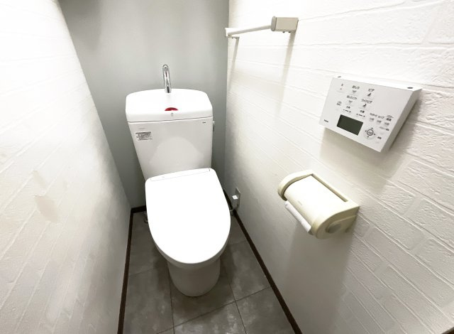 【トイレ】 | 伏見区醍醐構口町　中古戸建 | トイレは、1階と2階にあります。万が一の時でもトイレが2ヶ所にあると大変助かります。